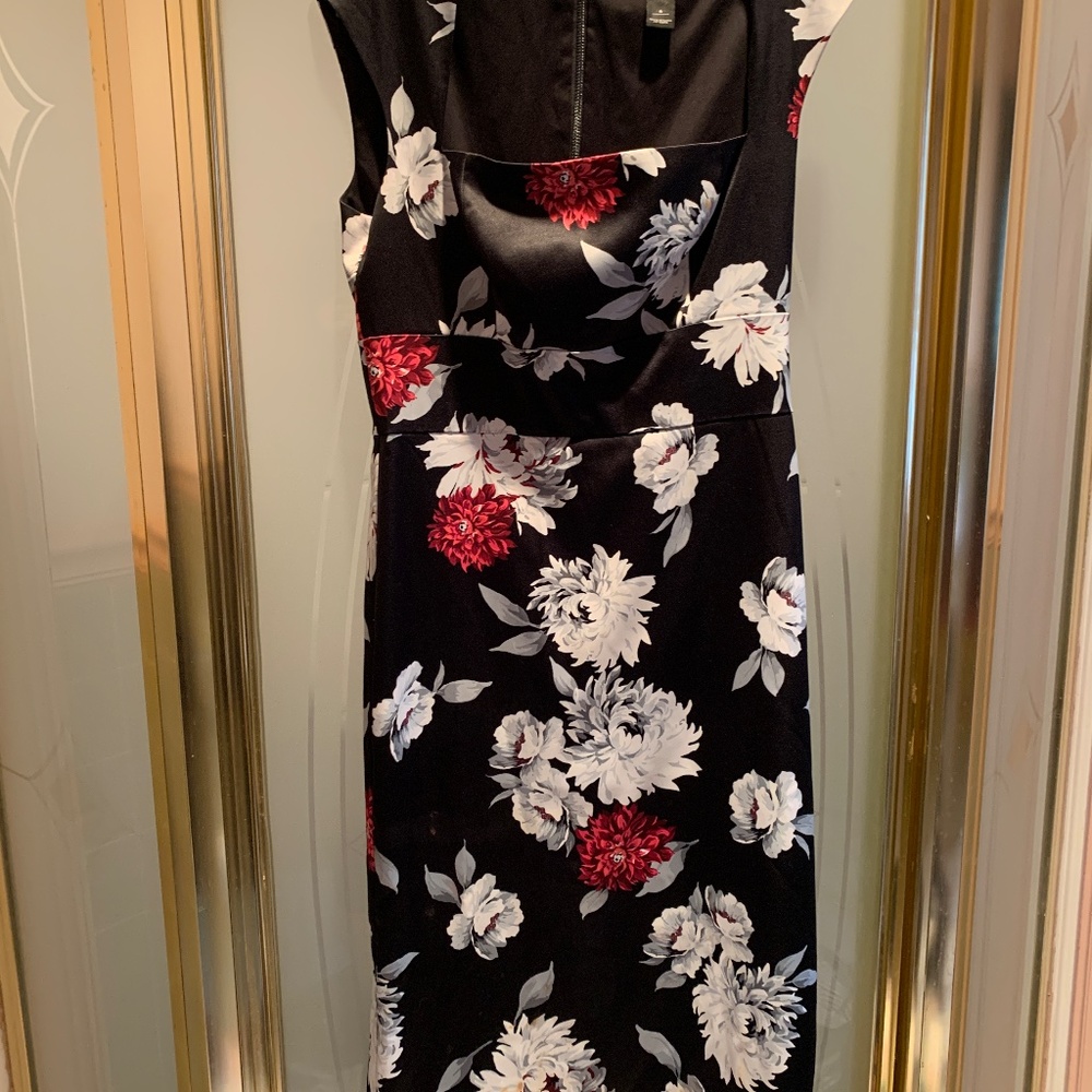 WHBM DRESS BLACK FLORAL RED SILVER WHITE GATHERED SCOOP NECK KNEE LENGTH SIZE 6